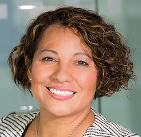 Portret van compliancehoofd Claire Ashford tegen de achtergrond van financiële regelgeving